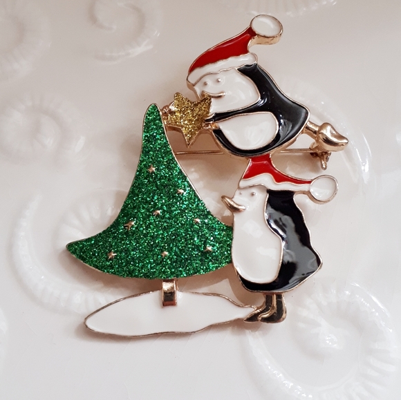 Vintage enamel Christmas tree and penguins brooch - Picture 2 of 10